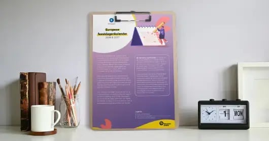 Poster van de Europese feestdagenkalender 2026–2027 op een clipboard, geplaatst op een bureau met pennen, boeken en een kalenderklok, verwijzend naar belangrijke verkoopmomenten voor webshops in Europa.