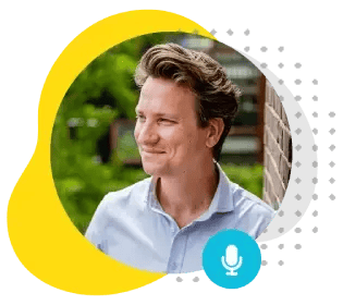 Portretfoto van een webinarspreker Gijs van Klapwijk van KlaarVoorDEStart in grafische vormgeving met microfoon-icoon. Afbeelding bij webinar Online succes in Duitsland over strategie en uitvoering voor succesvolle markttoetreding van het Nederlandse MKB.