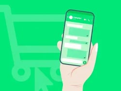 Illustratie van WhatsApp automation voor e‑commerce: een hand houdt een smartphone met WhatsApp‑chatberichten en vinkjes, tegen een groene achtergrond met winkelwagen‑icoon, als teaser voor een webinar over WhatsApp marketing automation.