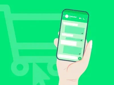 Illustratie van WhatsApp automation voor e‑commerce: een hand houdt een smartphone met WhatsApp‑chatberichten en vinkjes, tegen een groene achtergrond met winkelwagen‑icoon, als teaser voor een webinar over WhatsApp marketing automation.