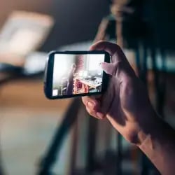 Een hand neemt een foto met een smartphone