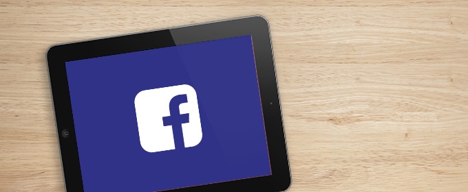 Facebook logo op tablet
