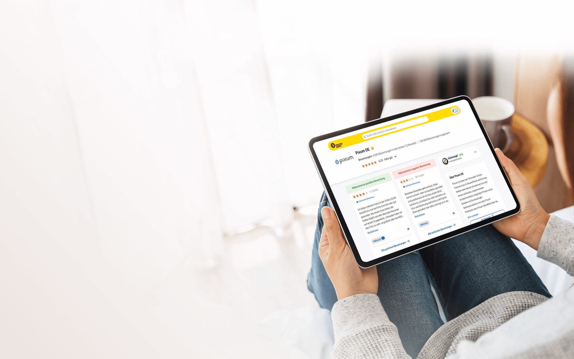 Persoon houdt tablet vast met overzicht van Trusted Shops beoordelingen en sterrenreviews van webshops. Heldere achtergrond met focus op klantreviews, ratings en betrouwbaarheid, geschikt als achtergrondbeeld voor landing page over Trusted Shops reviews.