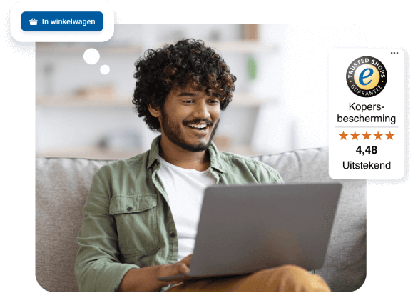 Afbeelding van een man die lacht naar zijn laptop, met een denkwolkje dat hij iets in z'n winkelwagentje stopt en de Trustbadge met een score van 4,48