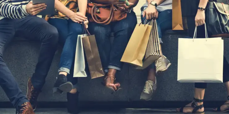 Benen van mensen die tassen van winkels vasthouden, nadat ze veilig geshopt hebben