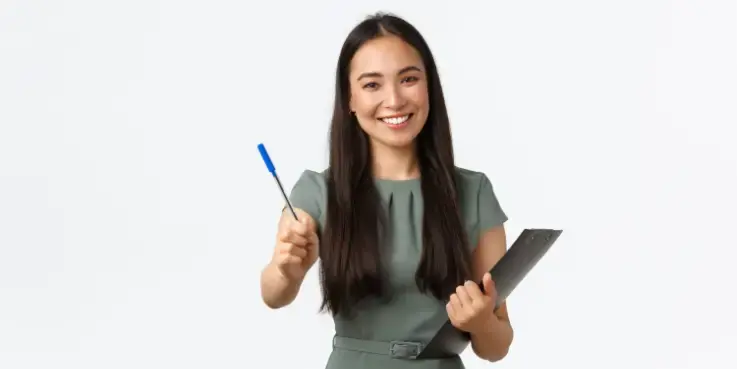 Een vrouw vraagt of je haar vragenlijst wilt invullen. Optimaliseer je beoordelingsverzoeken