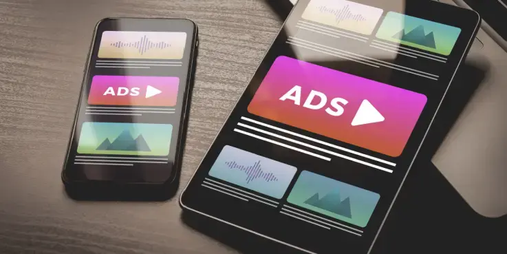 Foto van telefoons met 'ads' erop