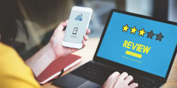 Foto van iemand die beoordelingen importeert naar haar laptop