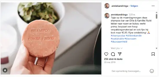 Screenshot van een Instagram-post over influencer‑marketing en duurzame verzorging: hand houdt een ronde shampoo bar vast met tekst 'Shampoo kokos/roos'. Op de achtergrond een minimalistische badkamer. Rechts de Instagram-interface met caption, hashtags en likes.