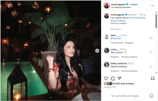 Screenshot van een Instagram-post over influencer‑marketing: Monica Geuze zittend in sfeervol restaurant met Marokkaanse lampen, groene tegels en planten. Rechts de Instagram-interface met caption, hashtags, likes en reacties, gericht op lifestyle en dining content.