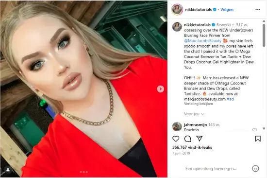 Screenshot van een Instagram-post over influencer‑marketing: Nikkie de Jager in rode blazer en gouden ketting, met productglans op de huid. Rechts de Instagram-interface met merkvermelding Marc Jacobs Beauty, advertentie‑tag en engagement zoals likes en reacties.