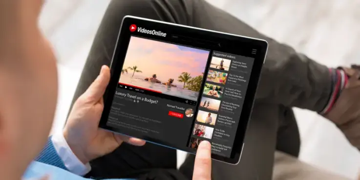 Iemand kijkt YouTube op een tablet