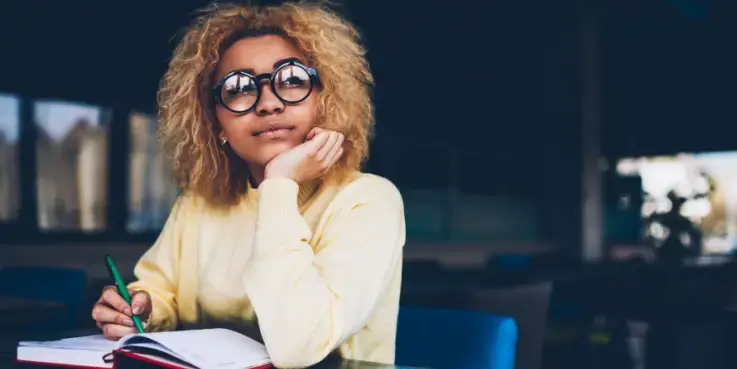 Een vrouw denkt na over een winstgevende productbeschrijving