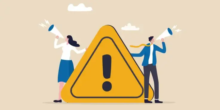 Illustratie van twee personen met megafoons naast een groot geel waarschuwingsbord, symbool voor waarschuwingen zoals Duitse abmahnungen bij zakendoen in Duitsland.