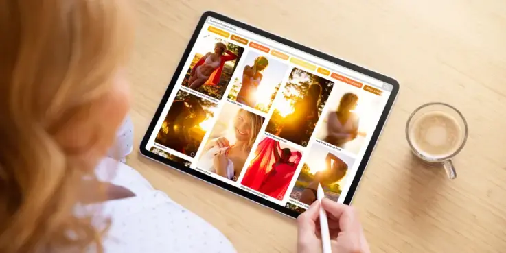 Persoon bekijkt op een tablet een Pinterest-bord met zonnige lifestylefoto’s, terwijl er een kop koffie op tafel staat. Beeld ter illustratie van Pinterest-marketing voor webshops.