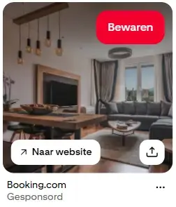 Pinterest-advertentie van Booking.com met een moderne, warme woonkamer: houten eettafel, grijze bank, hanglampen, grote ramen en neutrale tinten. Zichtbare knoppen 'Bewaren' en 'Naar website', gemarkeerd als gesponsord.