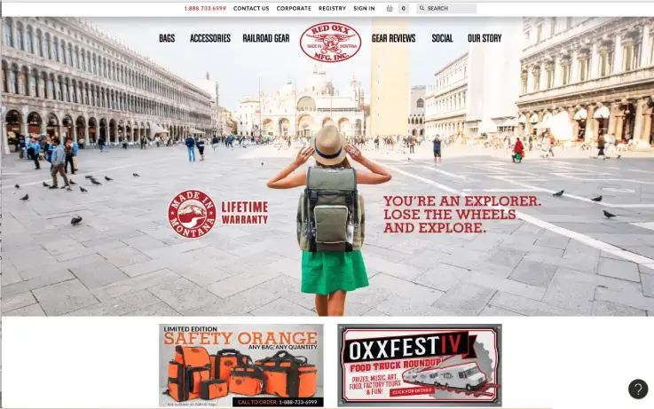 Homepage van Red Oxx met een reiziger met rugzak op een groot Europees plein, merklogo en slogan 'You’re an explorer. Lose the wheels and explore.' Beelden benadrukken duurzame reistassen, avontuur en lifetime warranty.