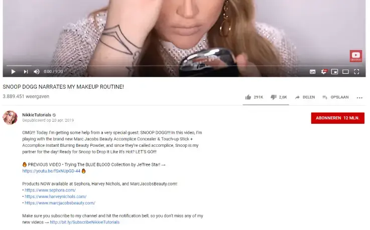 Screenshot van een YouTube-video van NikkieTutorials met een make-uproutine en productverwijzingen, inclusief beschrijving met links naar webshops. De afbeelding illustreert affiliate marketing via video content, waarbij creators producten promoten en commissies verdienen via affiliate links.
