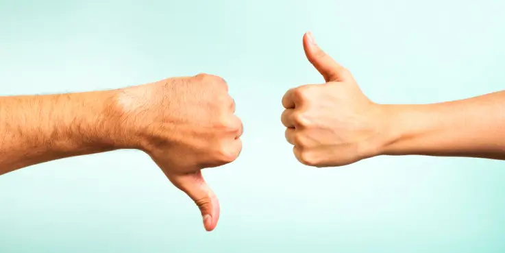 Een duim naar beneden en een duim omhoog: zet je negatieve beoordelingen om in positieve