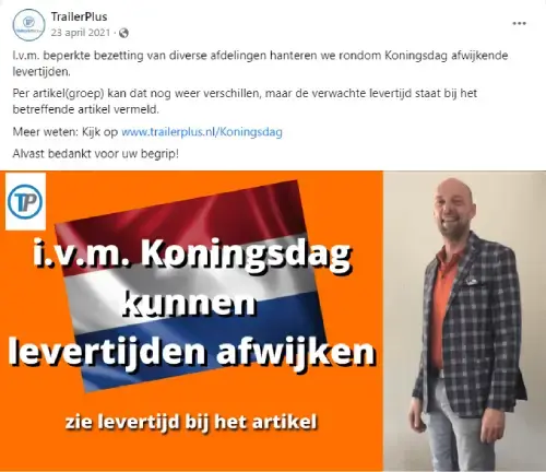 Screenshot van Facebookbericht van TrailerPlus over Koningsdag. Oranje banner met Nederlandse vlag en tekst 'i.v.m. Koningsdag kunnen levertijden afwijken'. Rechts staat een persoon in casual kleding. Bericht informeert klanten over aangepaste levertijden rond Koningsdag. 