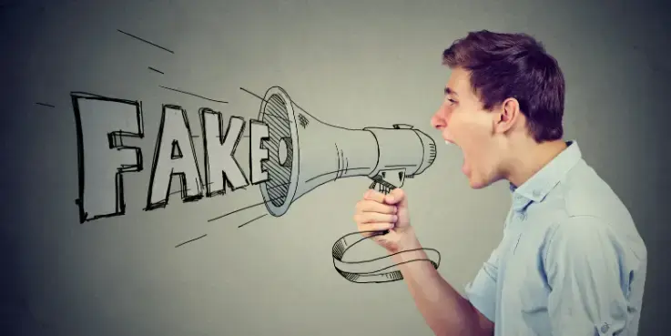 Illustratie van een persoon die in een getekende megafoon spreekt met het woord 'FAKE', symbool voor misleidende of nep‑influencers op social media en de risico’s voor bedrijven in influencer marketing.