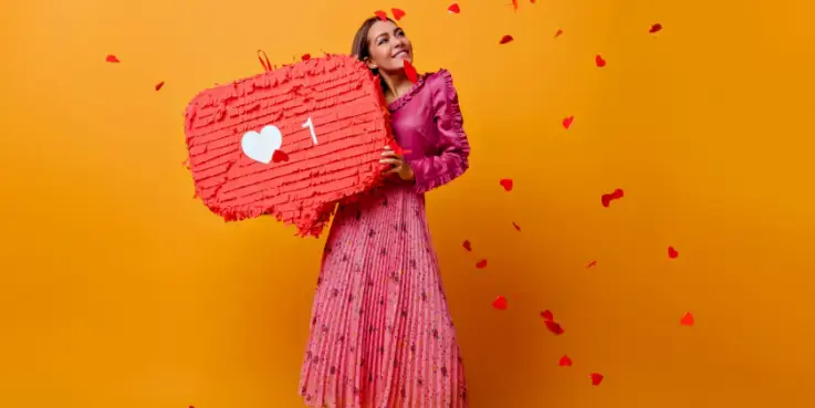 Foto van een vrouw met een speech bubble in de handen met een hartje en nummer 1, vanwege Instagram-volgers