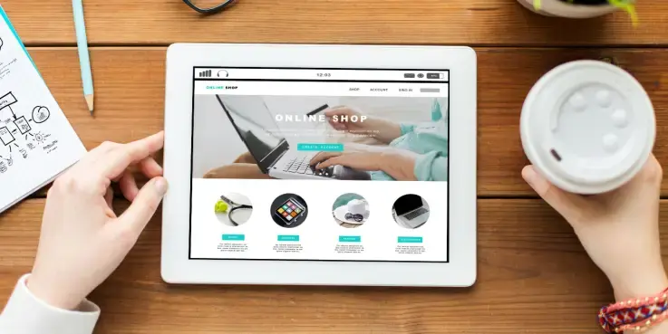 Foto van een tablet met een webshop erop