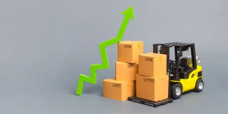 Een heftruck tilt dozen met een groene pijl naar boven ernaast