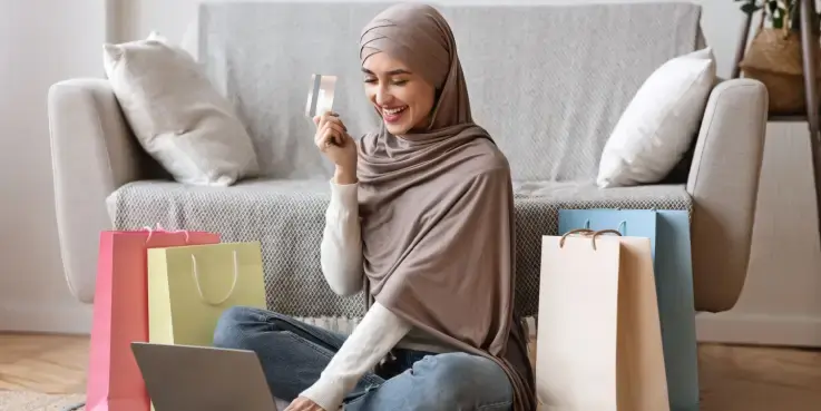 Foto van een vrouw die veilig online shopt dankzij het Trusted Shops Keurmerk met kopersbescherming