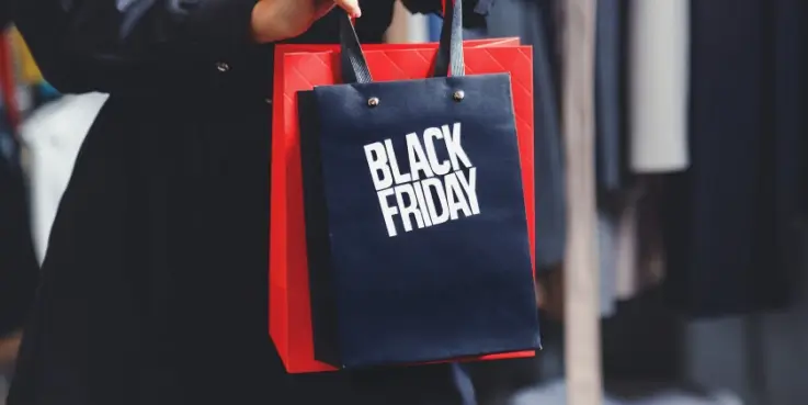 Foto van iemand met een zwart tasje met de tekst 'Black Friday'