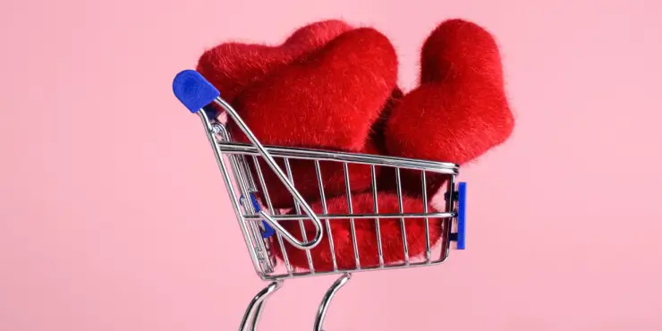 Een winkelkarretje met hartjes erin voor Valentijnsdag verkopen