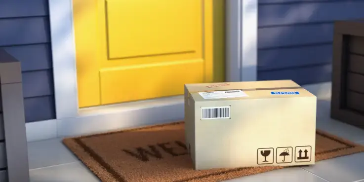 Pakketbezorging bij voordeur met geel deurpaneel; kartonnen doos staat op een deurmat buiten. Illustratie bij artikel over veranderende bezorgvoorkeuren van consumenten en de opkomst van afhaalpunten als alternatief voor thuislevering.