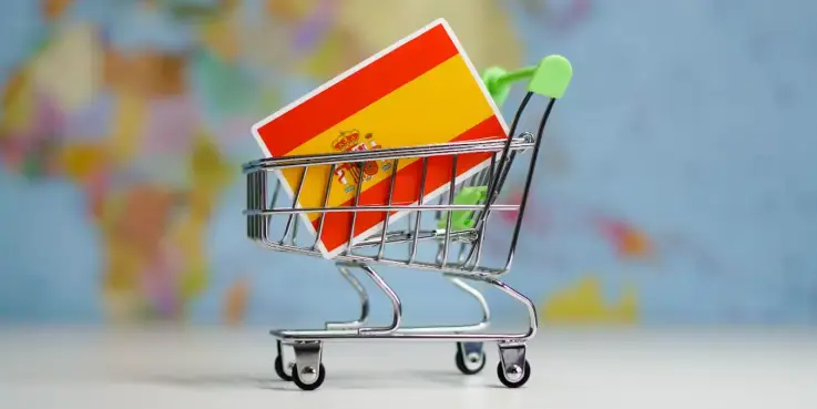 Een winkelkarretje met de Spaanse vlag erin voor verkopen in Spanje