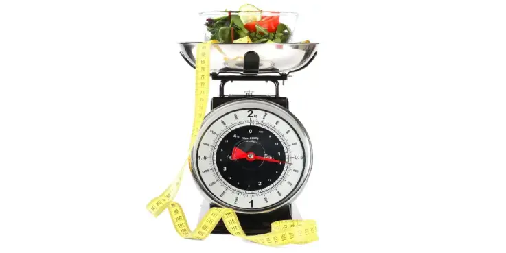 Keukenweegschaal met producten en meetlint. Symbool voor wetgeving voor basisprijzen in webshops