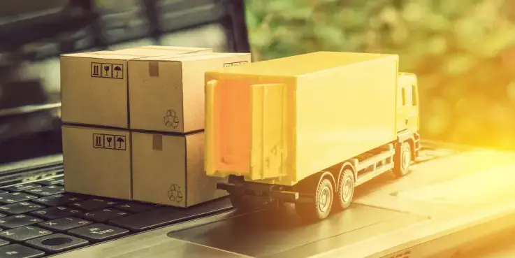 Foto van een speelgoed vrachtwagen op een laptop, als symbool voor een leverancier zoeken voor je webshop