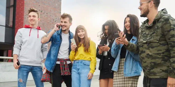 Foto van jonge mensen, generatie Z. Lees het artikel voor tips om deze doelgroep te bereiken