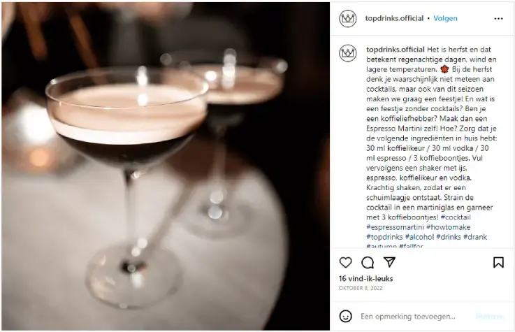 Instagram-post van het account topdrinks.official met twee Espresso Martini-cocktails in elegante glazen op een tafel. Warme, donkere setting met zachte belichting die een herfstsfeer oproept, passend bij cocktails, sterke drank en seizoensmarketing.