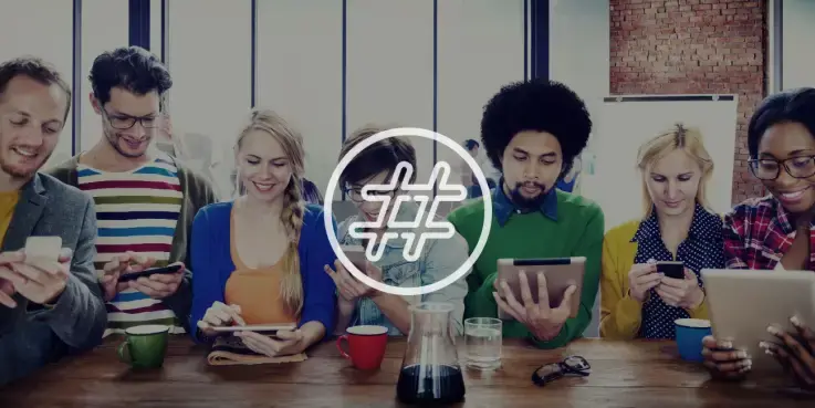 Jongeren zitten op hun telefoon, met een hashtag ervoor, voor hashtag-marketing