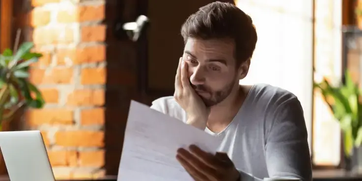 Foto van een man die moeite heeft met lezen. Maak je site beter te begrijpen, zodat ook hij bij je kan winkelen
