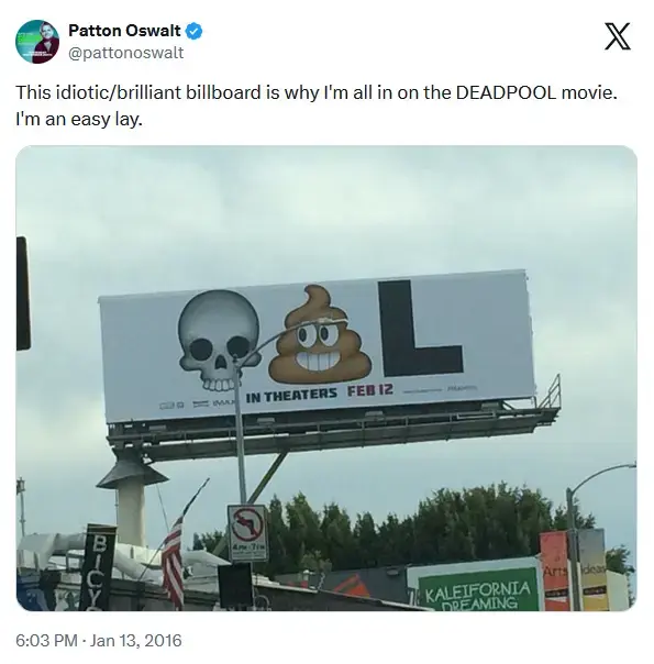 X-post: Promotiebillboard voor de film Deadpool langs een stedelijke weg, met grote emoji’s zoals een schedel en een lachende drol en een grote L die samen de filmtitel suggereren. Op het billboard staat de tekst 'IN THEATERS FEB 12', tegen een bewolkte lucht.