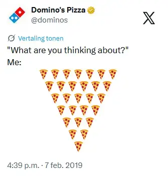 Screenshot van een bericht op X van Domino’s Pizza met de tekst 'What are you thinking about? Me:' gevolgd door een driehoekige vorm opgebouwd uit meerdere pizzapunt‑emoji’s. Humoristische socialmedia‑post die pizza, branding en emoji‑marketing combineert.