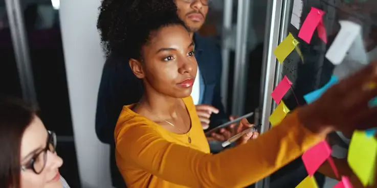 Collega's werken aan een agile-plan