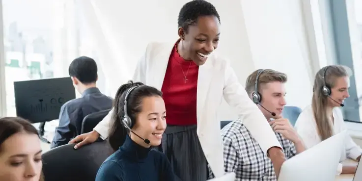 Een supervisor in een callcenter helpt een agent. Moet je zelf je klantenservice doen of uitbesteden?