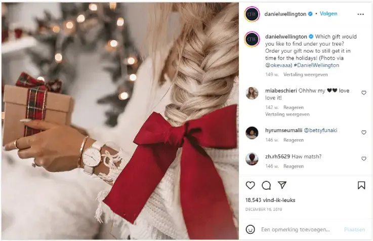 Screenshot de Instagram van Daniel Wellington met een foto van iemand die een cadeau vasthoudt en daarbij kun je haar horloge zien
