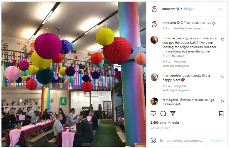 Screenshot van een versierd kantoor bij Innocent, via Instagram