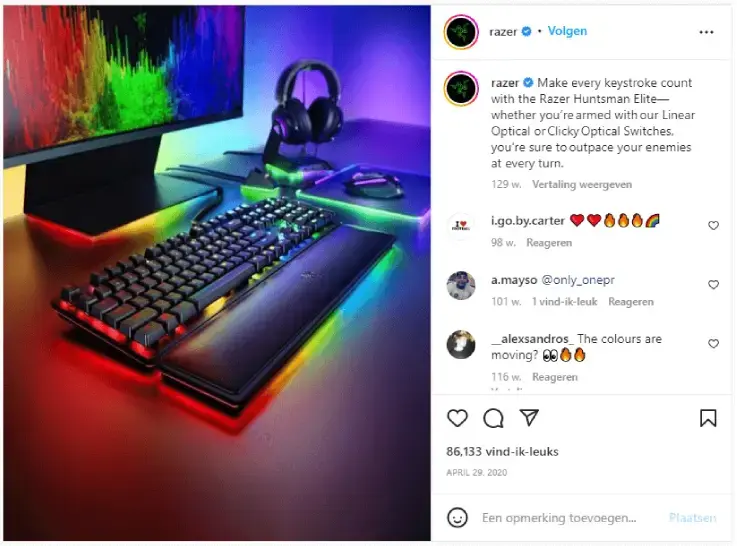 Screenshot de Instagram van Razer met een foto van een verlicht gaming keyboard