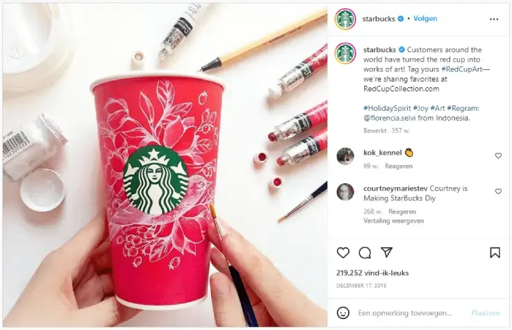 Screenshot van een rode beker van Starbucks waarop getekend is voor de kerst, op Instagram