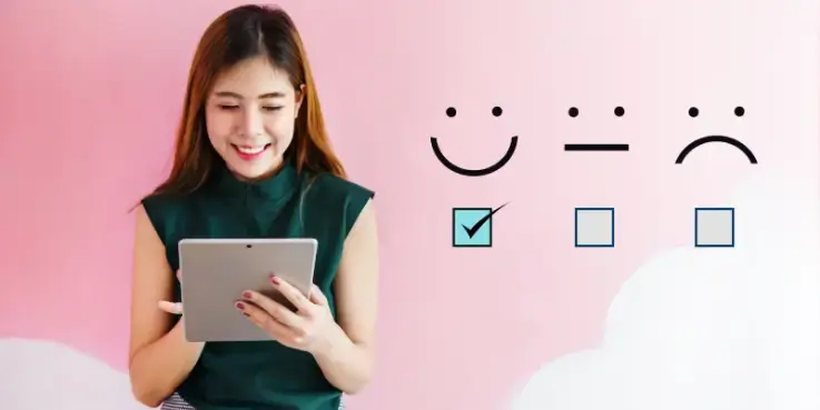 Vrouw met een tablet vinkt een blije emoticon aan. Ze vult de perfecte survey in