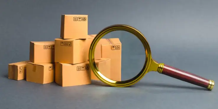 Afbeelding van verzenddozen met een vergrootglas, voor tips om op Google te zoeken
