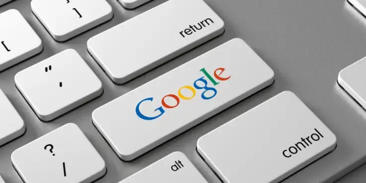 Het logo van Google op een toetsenbord, want Google zorgt voor betere zoekresultaten dankzij AI
